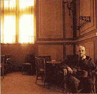 Сидящий мужчина