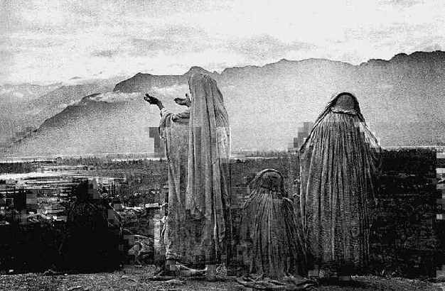 и резкие очертания полуразрушенной стены