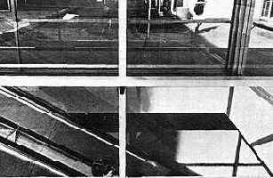 Фигура без головы вверху кадра