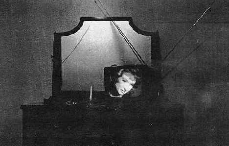 Фигура без головы вверху кадра